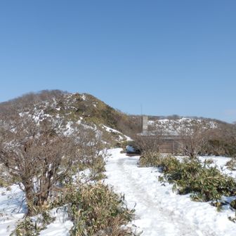 先を急ぎますが避難小屋でランチタイム