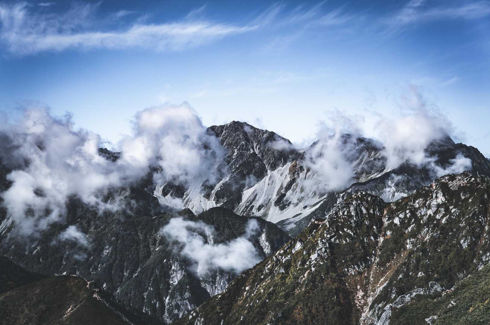 常念岳（三股） | 安曇野からのピラミダルな山容、パノラマ銀座を代表する百名山の写真