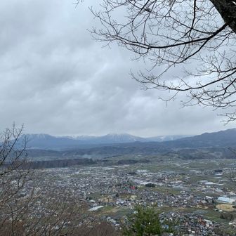 飯綱、戸隠、黒姫、高妻、斑尾山、5山が見えるポイント。
お天気がもっと良ければ素敵だろうな💓