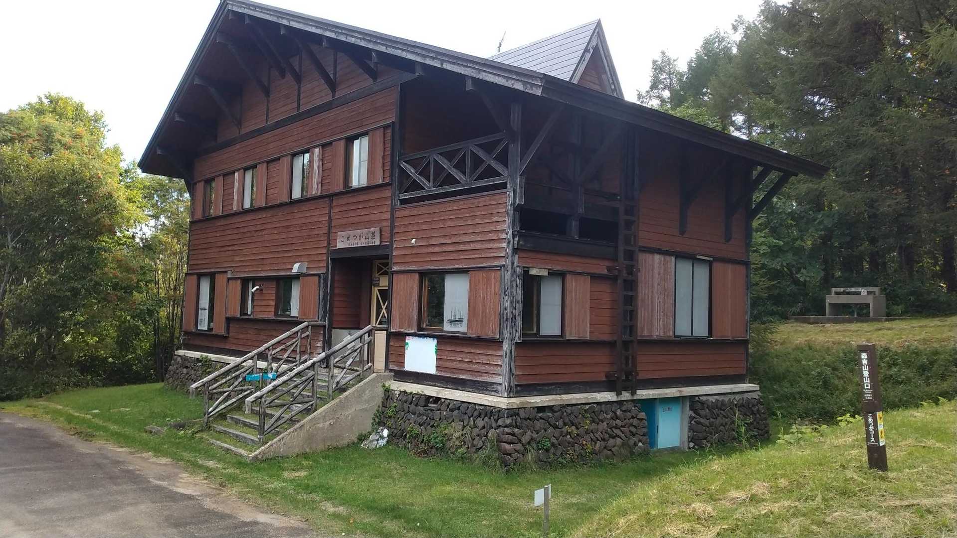 こめつが山荘脇から登山スタートです。
帰りに山荘をのぞきましたが、1階に和室2部屋、2階に2段ベッド×2が6部屋、しかも布団ありと、びっくりしました。
とても綺麗に掃除されています。