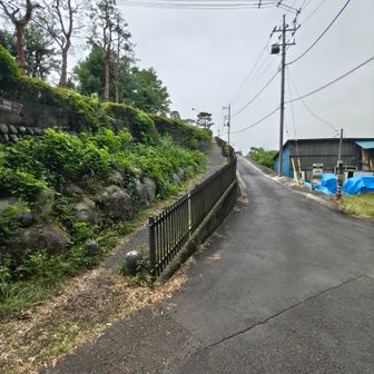 道路に出たら左側の細い道が遊歩道です。
右側の広い道は建設会社の敷地との注意看板がありました。