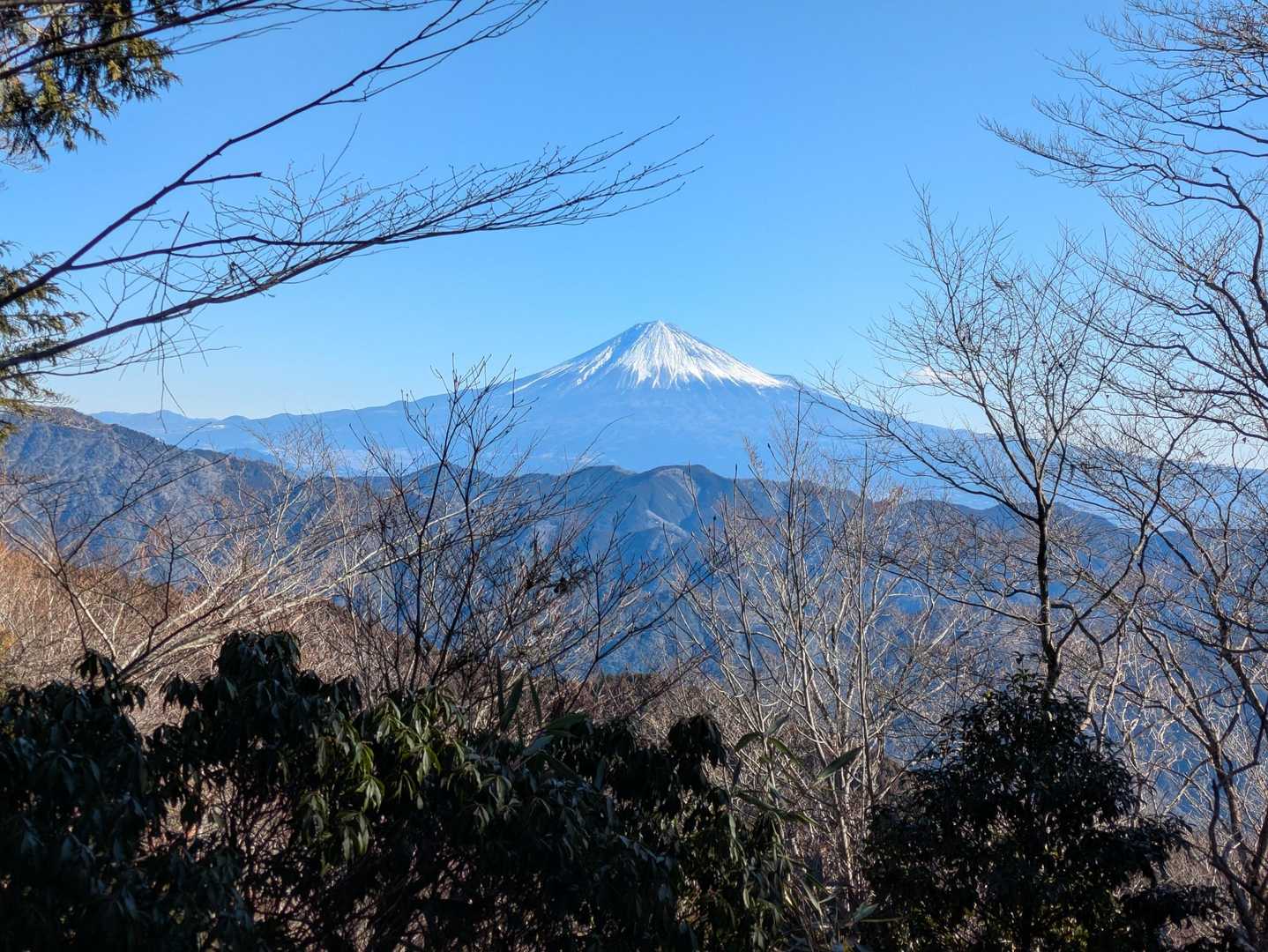 富士見岳山頂近くでやっと富士山が見えました。