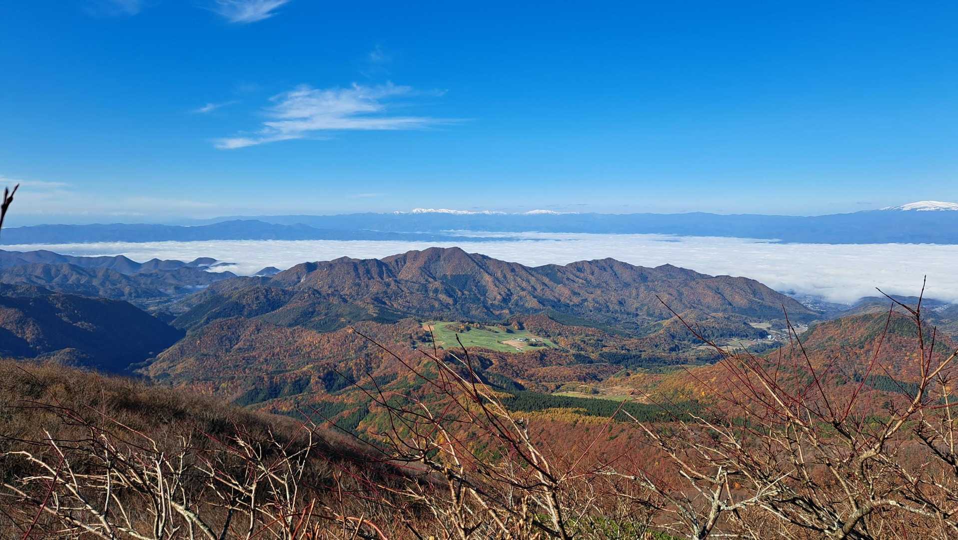 遠くには、飯豊、朝日、月山が見えました