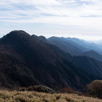 山頂から南方向。安倍東山稜の山々が残像みたいに重なっている。