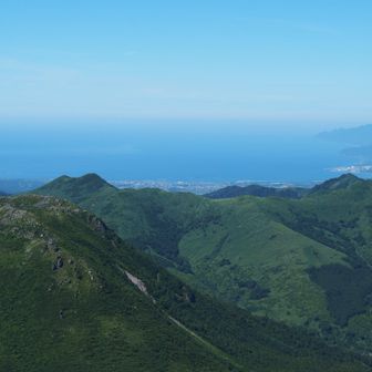 黙々と登っていると、見晴らし良くなり、日本海