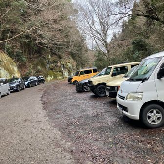 お疲れ様です。高宕山登山口駐車場に到着です。既に車は満車で道路沿いにも停まっています。静かながらも人気の山ですね。