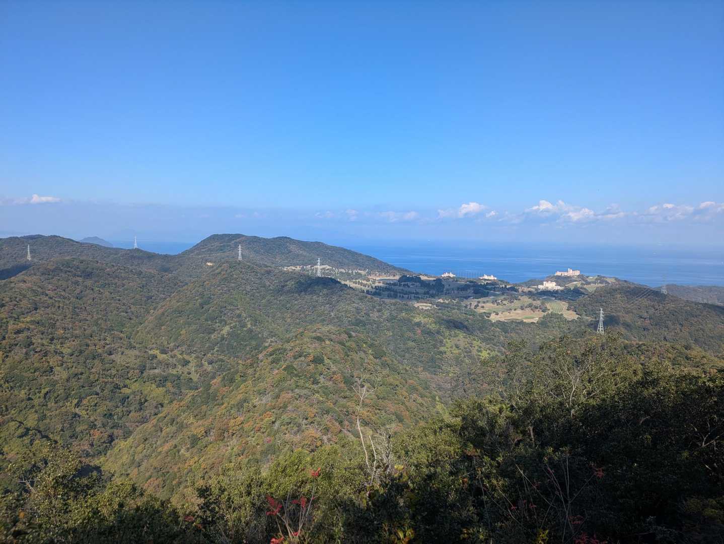 藍染山の山頂は撮らず。
初めましての方たちが休憩されていて、美味しくて甘い柿をごちそうになりました。
お天気が良いから瀬戸内海展望所にも立ち寄り、またジャムサンドを食べました。