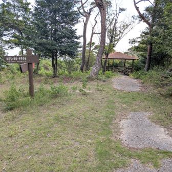 滝山展望台に到着。
しかしながら東屋からは木々が邪魔して何も見えずで、東屋手前の左側が展望台になってました(^^)💕