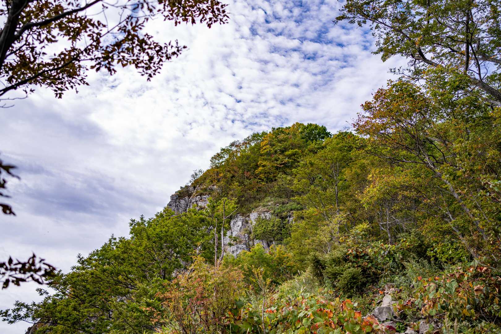 さらに進んで銭天山頂を望む。