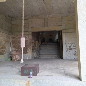 中まで石造りの、立派な社殿✨
御影石で造られているという。