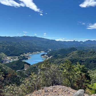 蔵持山山頂から縦走路に行くと上宮がありそこから展望台に寄り道😁
伊良原ダムが眼下に見えて、最高の岩場でしたー😊