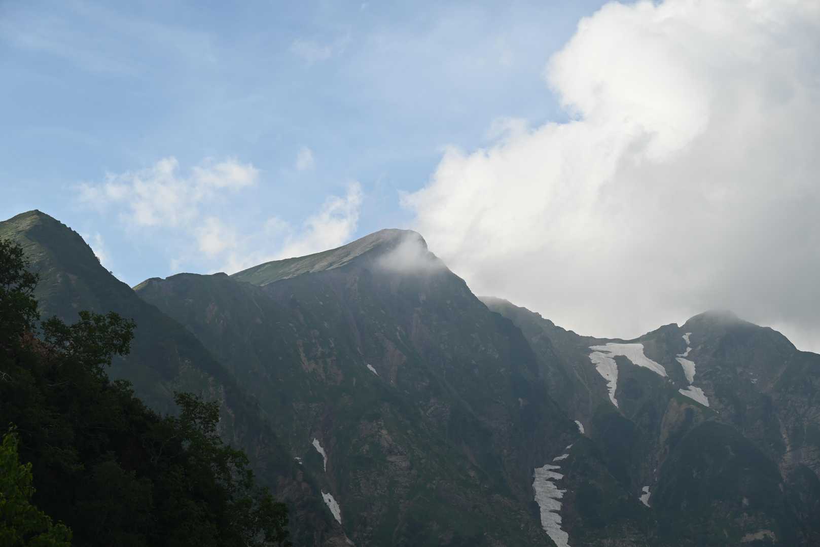 📸 山荘前の展望台より
鹿島槍ヶ岳が顔を出しました。明日は待っててね😊