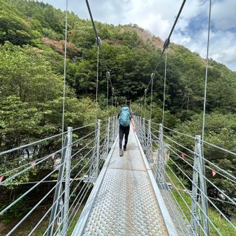 吊り橋を渡ると