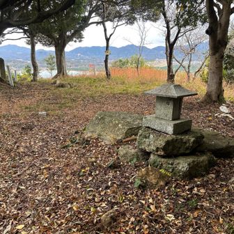 山頂にちょっとした祠があります