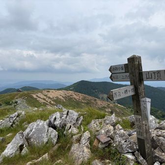経塚山。広い山域で互いの山の位置関係が分かりにくく感じた。