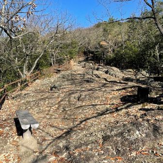 金華山や百々ヶ峰のような岩々