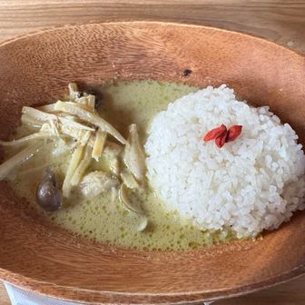 お昼は以前から気になってた木ノ又小屋のグリーンカレー。手作りのカレーが美味しいです。軽めなので塔ノ岳登る前に頂いても大丈夫でした。