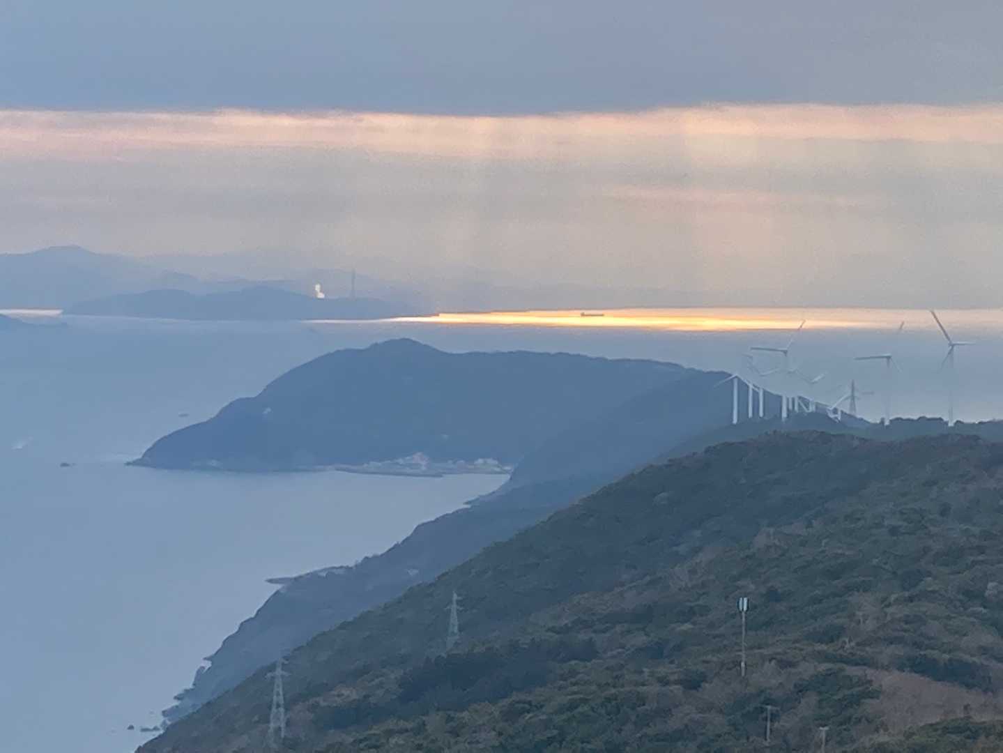 佐賀関のえんとつ見えました。
小さい頃にばぁちゃんと浜を散歩して、「えんとつ見えるねぇ」って話したのを思い出しました🥲
で、伽藍山の風景が全く違うんやけど？
って父に訊いたところ、今は駐車場になってる2枚目の写真の所、私が小さい頃は山だったらしいです🤭　そこでお弁当食べたりしてたからわからなくなってるんだろうとのこと。
40年も経つと色々変わっちゃいますね😌



