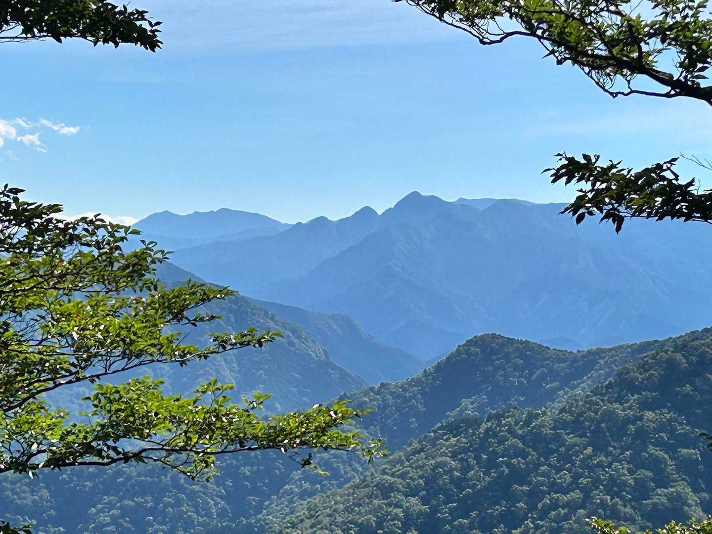 薊岳までハイク途中　大普賢岳