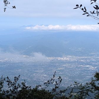 甲府の街が見えます。晴れてますね。八ヶ岳が見えてます。