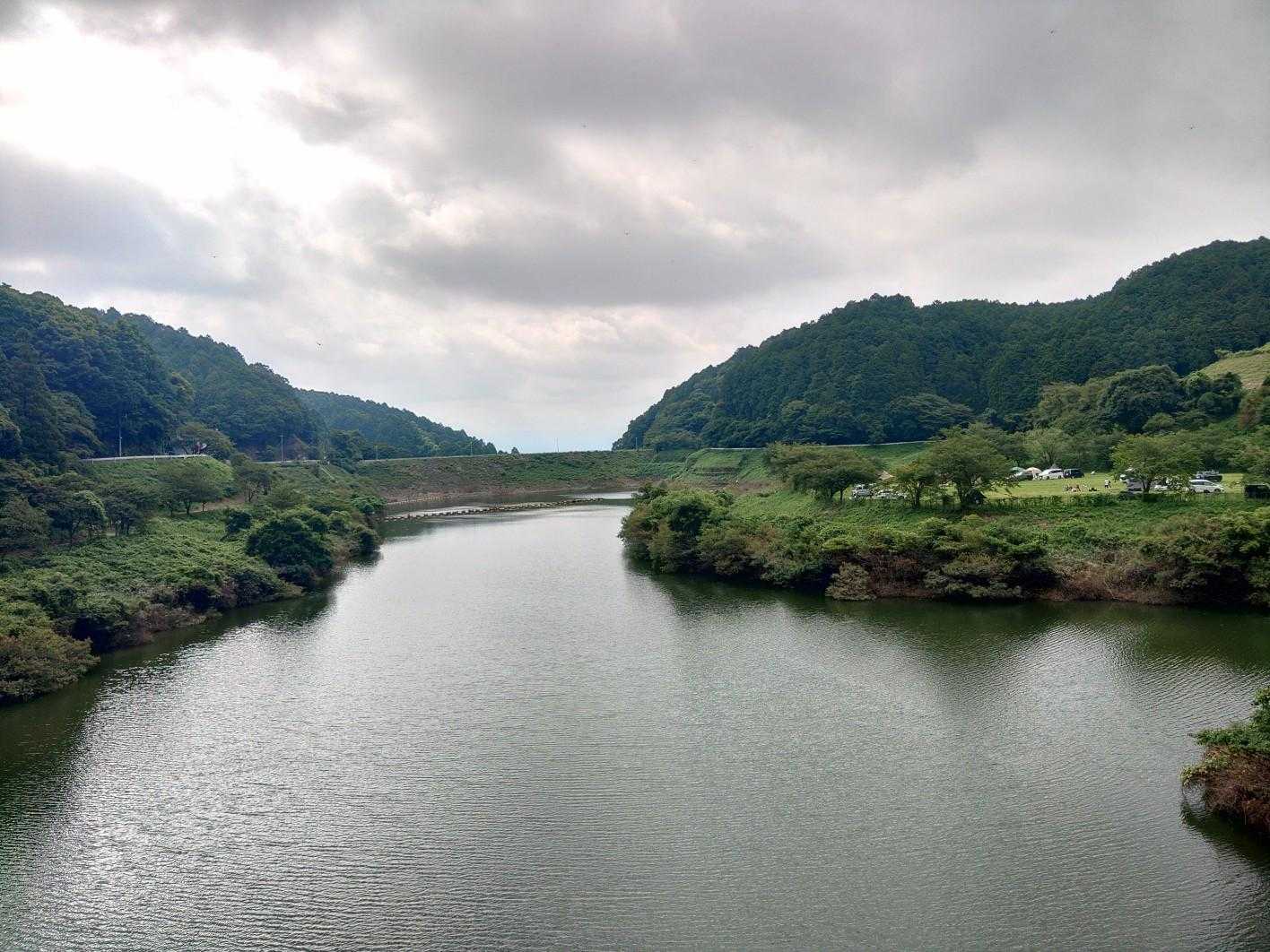 橋の上より📸、 右側には キャンプ場 その上に温泉施設が見えます