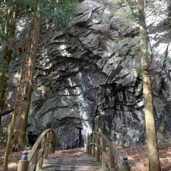 一目では見切れないほど大きい、屏風岩