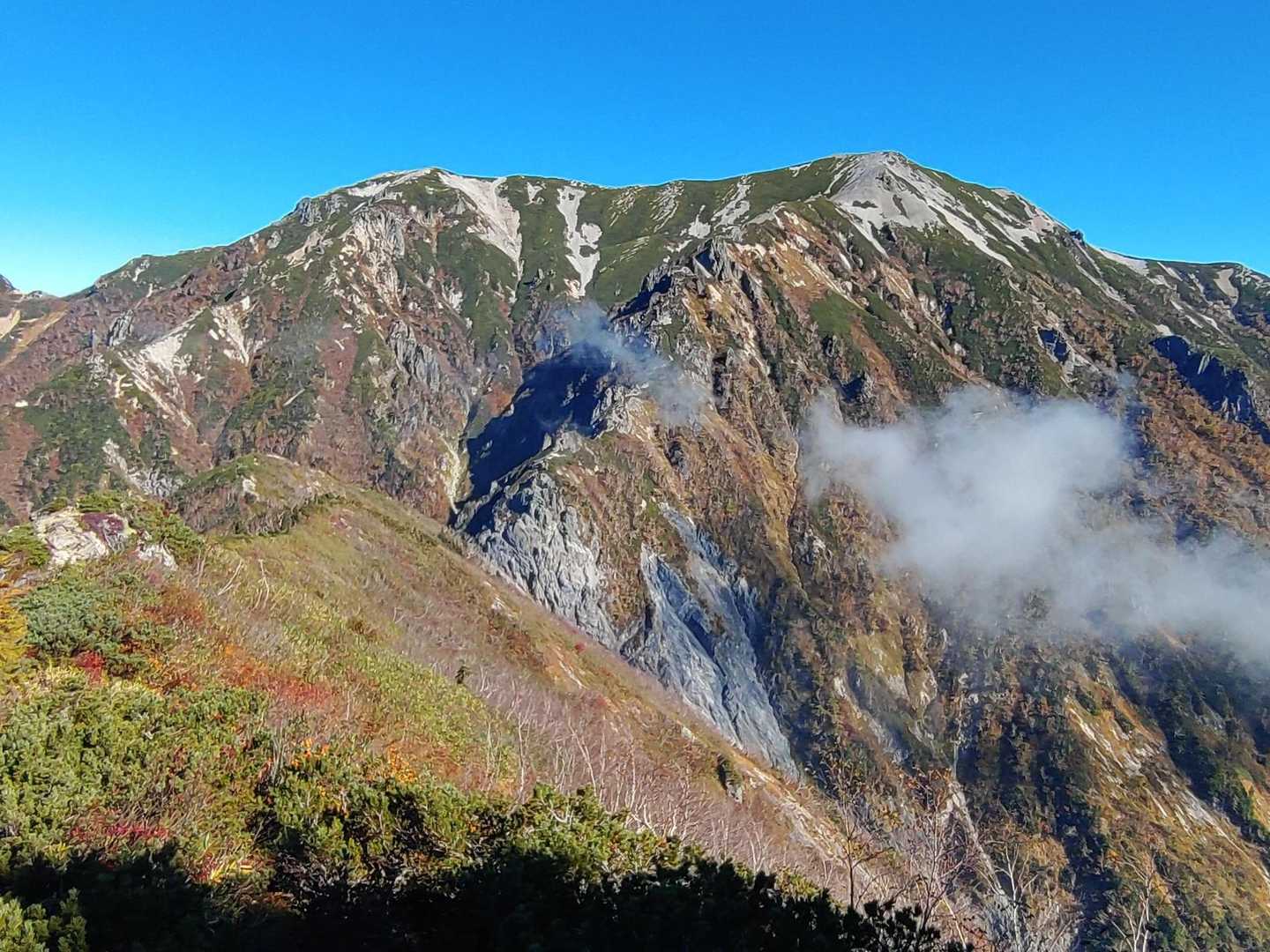 少し☁が晴れて縦走路が見えました😊