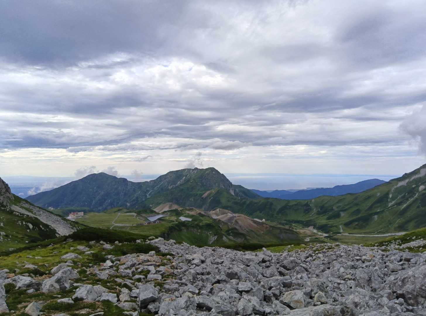 中央の山が奥大日岳。
富山湾と能登半島が見える