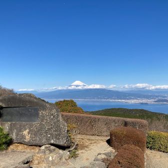 スタート&ゴール地点の、だるま山レストハウスからの富士山です🗻
この富士山が見たかったのです‼️
静岡に生まれて良かったぁ🍵
朝、駐車場は余裕でしたが、お昼頃には満車でした🈵
今回は念願だった深沢邦之・田中美佐子 元夫妻の足跡を辿る事ができました✨