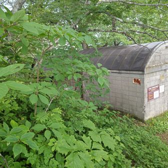 一不動避難小屋
ここで、会話していた二人の声が聞こえた
「蟻の塔渡りはジャンダルムより全然怖い。瞬間最大風速的には」
詳細を聞きたかったが、耳に入れるとここから下山してしまいそうで止めた
戸隠山を目指す

ヘルメット装着したが、早かった💦