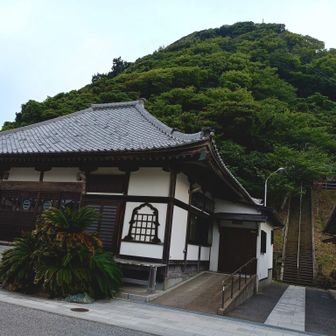 この階段エグすぎた...
ガーッと200段くらい上がったら山頂