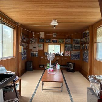 下八石山（南条八石山）山頂やまぼうし小屋内