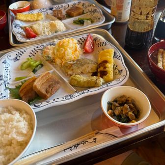 晩ごはん、なかなかのボリューム。
1回目だったのに酔っ払って寝てしまい、、遅刻した！
次の回あるから20分でかき込んだ。
