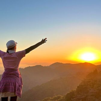 🌅夕陽と堡塁岩で記念撮影🙌　

断崖絶壁で　斜めになっている岩なので
立ちにくいけれど😆　少し手前に立って

今日も素敵な夕映えを眺められ
🍁紅葉も綺麗で
1日素敵な山行ができました　感謝🙏

最後までご覧いただき　ありがとうございます😊