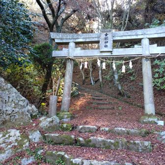 女体山(石田）の手前に神社がある