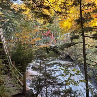 三本滝手前の吊り橋　この滝もいいですね。登山道から200mはずれますが、見る価値あります。