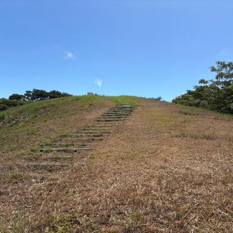 この丘を登るといよいよ山頂