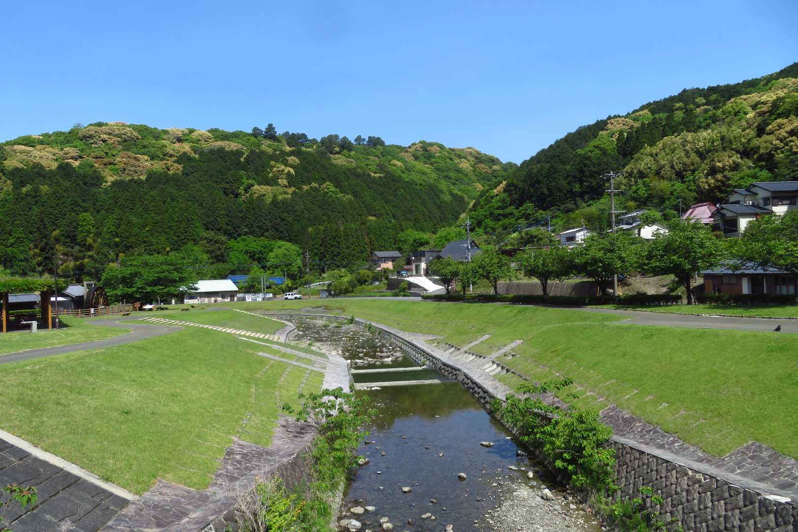 正面は温石三角点がある尾根