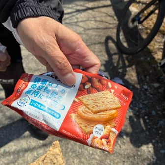 これ、最近ブルーがはまってる補給食。わけっこしてもらった。けっこううまい😋