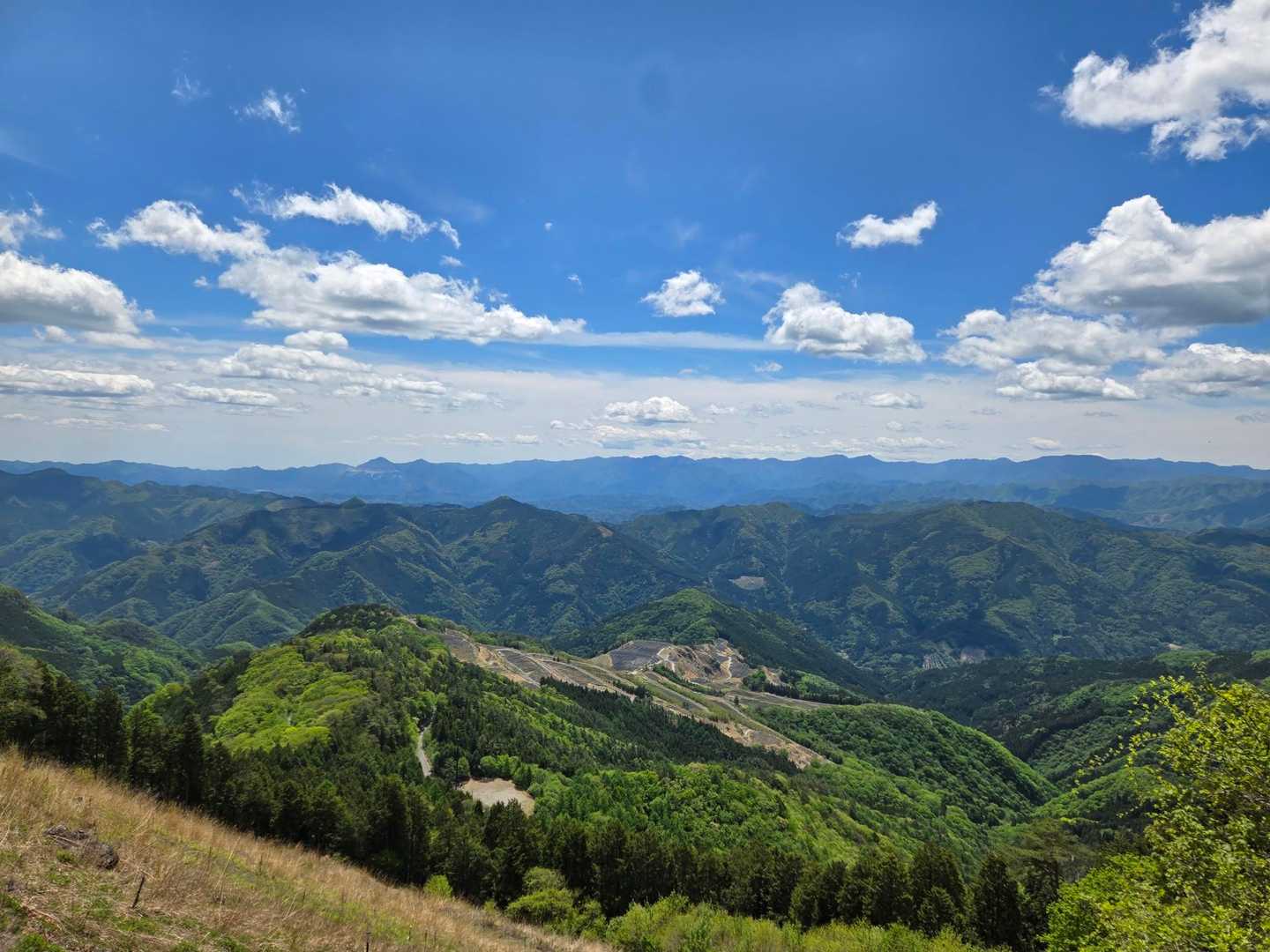 南側斜面全景（武甲山・大持山～雲取山～両神山～甲武信ヶ岳～金峰山～小川山）。