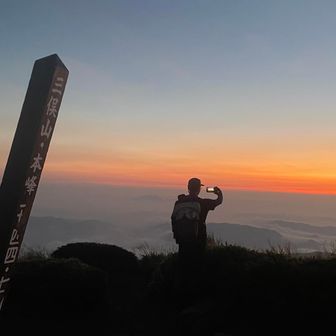 ②三俣山本峰
雲海も広がってる☁️✨
KEINさん今回はスピードは求めてないとの事。存分に三俣の朝の絶景を楽しまれてます♪