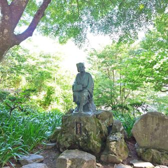 松尾芭蕉の銅像です。
「閑さや 岩にしみ入る 蝉の声」 