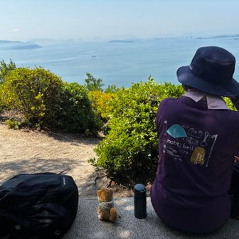眺めの良い所の木陰にベンチが有ったので休憩☕️しました🎶