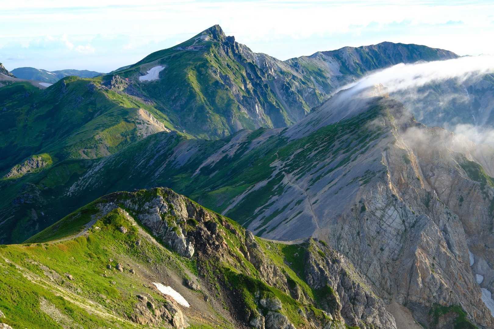 今回の表紙
白馬鑓山頂からの杓子と白馬の絶景