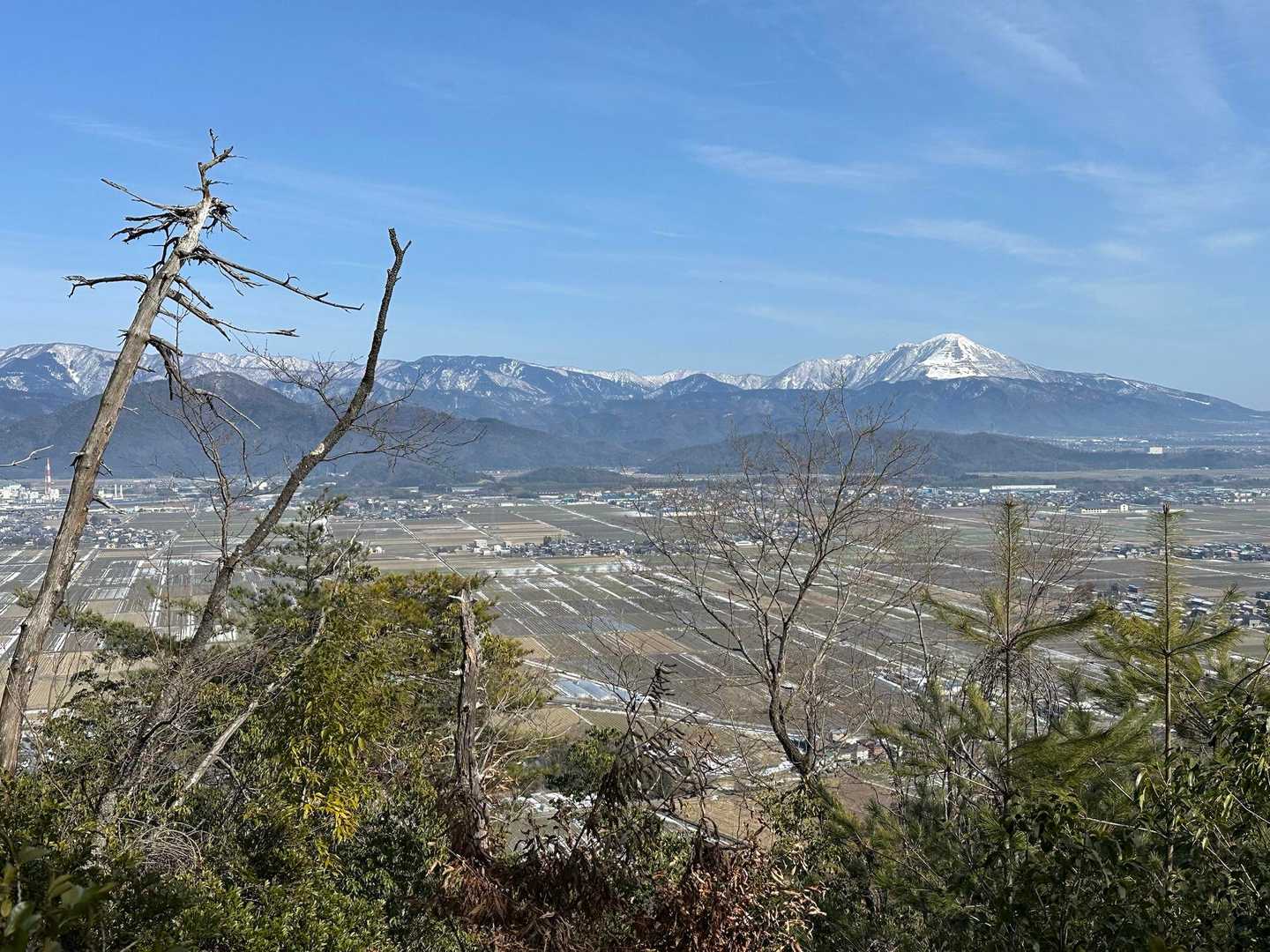 右は伊吹山