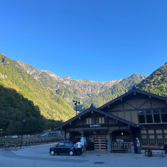 ここに登山道具を置いて駐車場へ