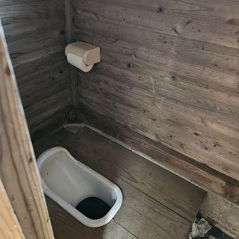 和式だ。
トイレットペーパーあり。