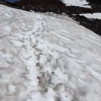 ここまで登山道に雪は無く、九合五勺からちょっとだけ雪が有りますが踏み跡しっかりステップあってチェンスパ無しで登れます。