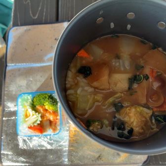 お餅を煮ようと思いガスとジェットボイル持って来て良かった！
ナメコとムキタケ投入🍄‍🟫