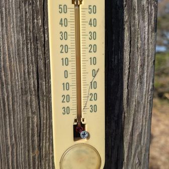 雌岳山頂の温度計は14℃